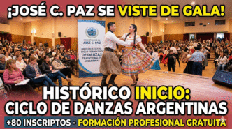 Pareja de bailarines folklóricos en el auditorio de José C. Paz durante el exitoso inicio del Ciclo Formativo de Danzas Tradicionales Argentinas.