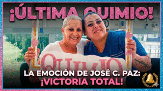 Paciente y personal de salud emocionadas sosteniendo un cartel de última quimio en el Hospital Oncológico Victoria Irene Ishii de José C. Paz.