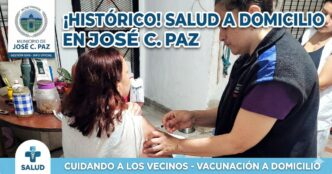 Operativo histórico de vacunación a domicilio en José C. Paz. Enfermera municipal aplicando vacuna a una vecina en su casa para cuidar su salud.