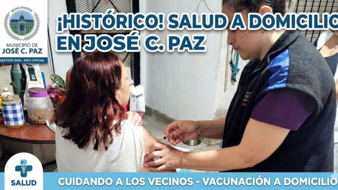Operativo histórico de vacunación a domicilio en José C. Paz. Enfermera municipal aplicando vacuna a una vecina en su casa para cuidar su salud.