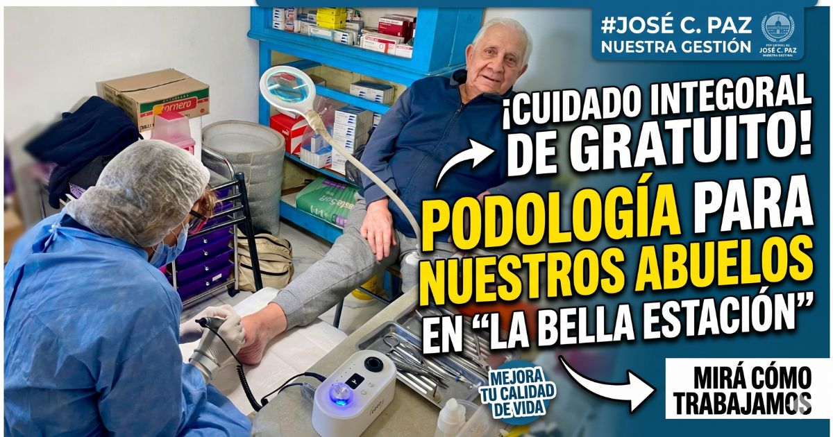 Abuelo sonriendo mientras recibe atención de podología gratuita en La Bella Estación. Esta es la realidad que construimos juntos en José C. Paz: dignidad y salud para quienes más lo necesitan. #GestiónMarioIshii #InclusiónSocial