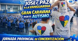 Familia abrazada con remeras de corazones de colores en el Polideportivo Municipal de José C. Paz durante la jornada provincial de autismo y concientización TEA.