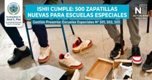Niños en edad escolar en José C. Paz con discapacidad se prueban con alegría sus nuevas zapatillas blancas con detalles rojos y beige, parte de una entrega municipal de 500 pares a escuelas especiales. Una caja de zapatos abierta en el suelo.