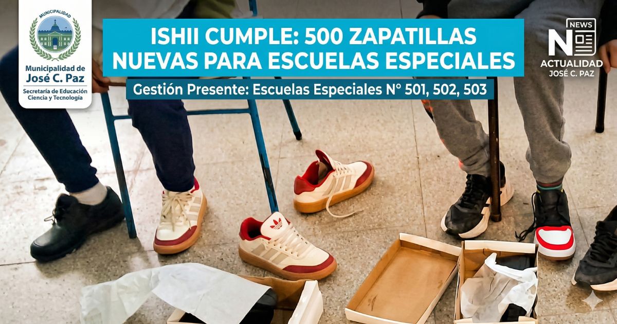 Niños en edad escolar en José C. Paz con discapacidad se prueban con alegría sus nuevas zapatillas blancas con detalles rojos y beige, parte de una entrega municipal de 500 pares a escuelas especiales. Una caja de zapatos abierta en el suelo.