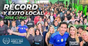 Vecinos de José C. Paz celebran con emoción el inicio de los cursos gratuitos con salida laboral, marcando un récord de inscriptos. Se ve a un gran grupo de personas sonrientes y levantando las manos.