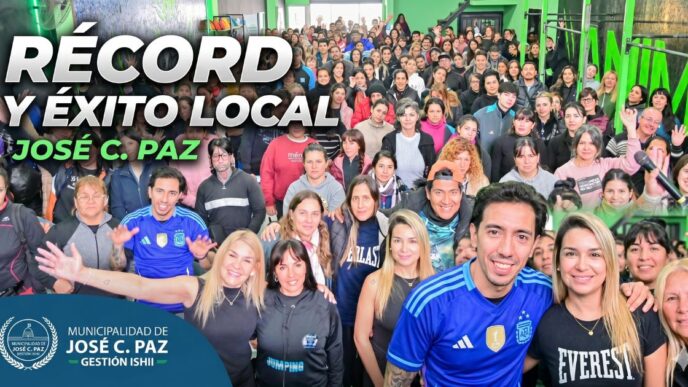 Vecinos de José C. Paz celebran con emoción el inicio de los cursos gratuitos con salida laboral, marcando un récord de inscriptos. Se ve a un gran grupo de personas sonrientes y levantando las manos.