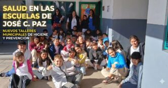 Niños sonrientes en una escuela de José C. Paz participando en un taller municipal de salud e higiene.