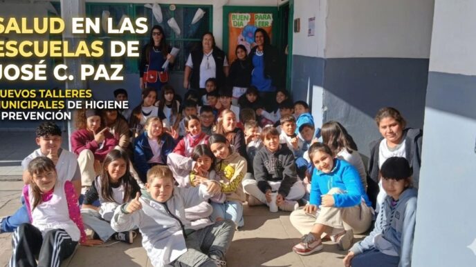 Niños sonrientes en una escuela de José C. Paz participando en un taller municipal de salud e higiene.