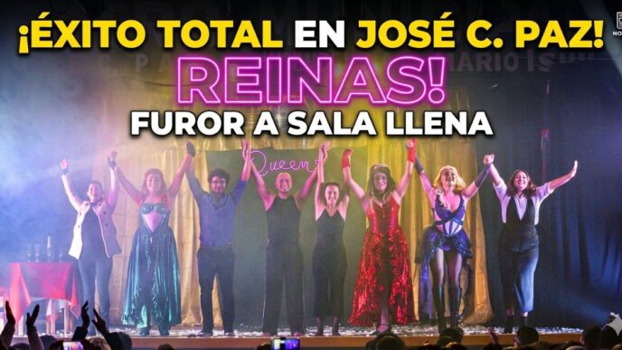 Elenco Estable del Teatro Municipal de José C. Paz saludando tras el éxito de la obra Reinas dirigida por Bárbara Galvez.