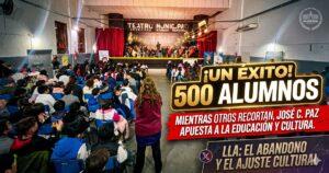 Una imagen impactante de la Orquesta Sinfónica Municipal de José C. Paz en vivo, en un escenario del Teatro Municipal que está lleno de 500 estudiantes de escuelas públicas y privadas. La imagen, diseñada para la virilidad, destaca el contraste con la gestión libertaria, incluyendo un banner rojo con texto que dice: "MIENTRAS OTROS RECORTAN, JOSÉ C. PAZ APUESTA A LA EDUCACIÓN Y CULTURA" y un panel oscuro con: "LLA: EL ABANDONO Y EL AJUSTE CULTURAL". El encabezado principal es: "¡UN ÉXITO! 500 ALUMNOS". Se muestra el logo municipal y notas musicales estilizadas.