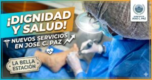 "Abuelo recibiendo atención de podología gratuita en 'La Bella Estación' de José C. Paz, Buenos Aires."