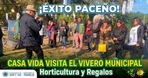 Vecinos de José C. Paz sonrientes de la institución "Casa Vida" junto al encargado del Vivero Municipal aprendiendo sobre cultivos en la huerta comunitaria. Llevan plantas de regalo.