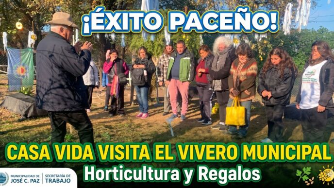 Vecinos de José C. Paz sonrientes de la institución "Casa Vida" junto al encargado del Vivero Municipal aprendiendo sobre cultivos en la huerta comunitaria. Llevan plantas de regalo.