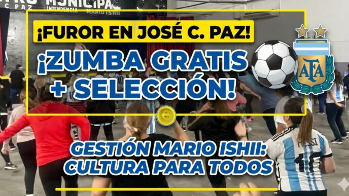 Fotografía que muestra el estallido masivo y popular de un taller de zumba gratuito con temática de la Selección Argentina en José C. Paz. La gente baila en el Teatro Municipal, con superposiciones de texto llamativo y logos de la Selección y AFA.
