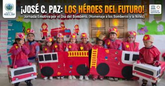 Grupo de niños y niñas de José C. Paz sonriendo y disfrazados de bomberos voluntarios con camiones de cartón rojo. Contiene el texto "¡JOSÉ C. PAZ: LOS HÉROES DEL FUTURO!" y los logos del Municipio y de la UNESCO Ciudad del Aprendizaje.