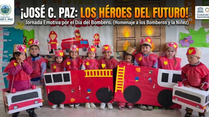 Grupo de niños y niñas de José C. Paz sonriendo y disfrazados de bomberos voluntarios con camiones de cartón rojo. Contiene el texto "¡JOSÉ C. PAZ: LOS HÉROES DEL FUTURO!" y los logos del Municipio y de la UNESCO Ciudad del Aprendizaje.